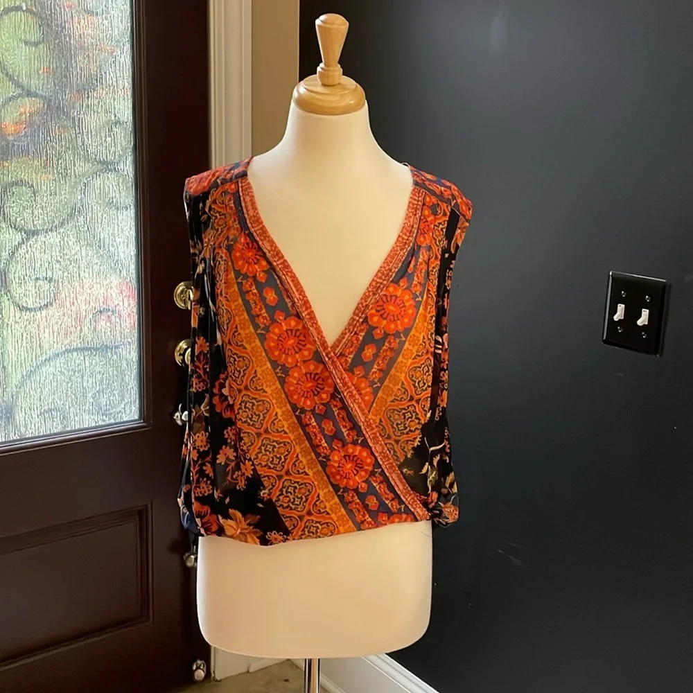 Beautiful floral print free people blouse Size Small